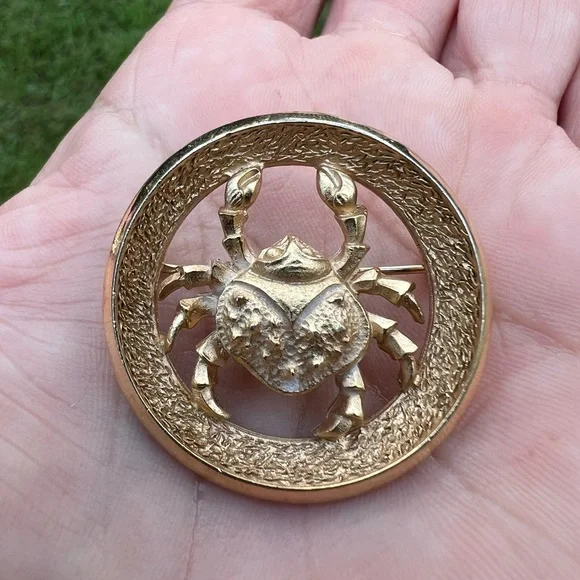 Vintage Crown Trifari 1969 Cancer Zodiac Brooch Gold-tone Astrology Crab - Picture 8 of 17